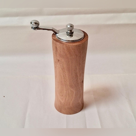 מטחנת פלפל/מלח חרוטה מעץ אקליפטוס