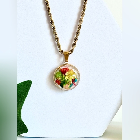 שרשרת עם תליון עגול מוזהב מפרחים מיובשים ושרף