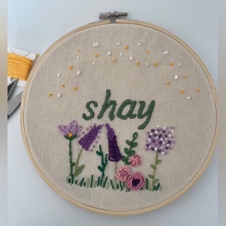 שלט רקמה דגם שי עם שם לבחירה בעבודת יד