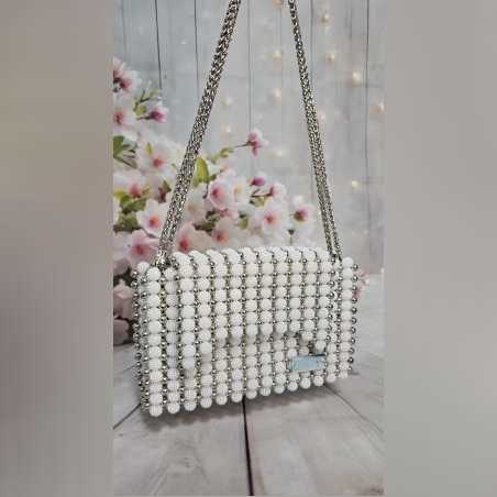 תיק מחרוזים לבנים וכסופים בעבודת יד