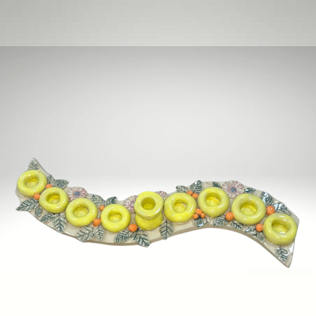 חנוכיה בעיצוב גלי וקנים צהובים מקרמיקה