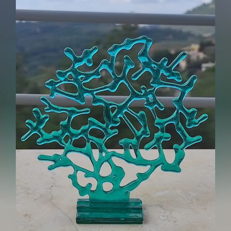 פסלון אלמוג מזכוכית בגווני אמרלד בעבודת יד