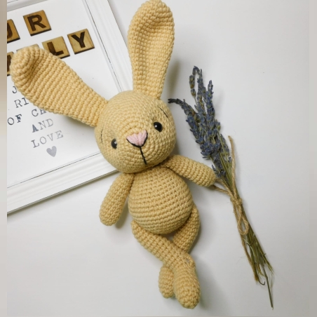 בובת ארנב חום בהיר סרוגה בעבודת יד
