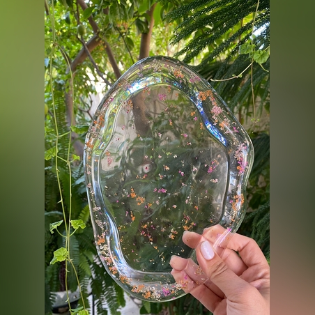 צלחת תכשיטים מאפוקסי בצורת אליפסה עם פרחים מיובשים