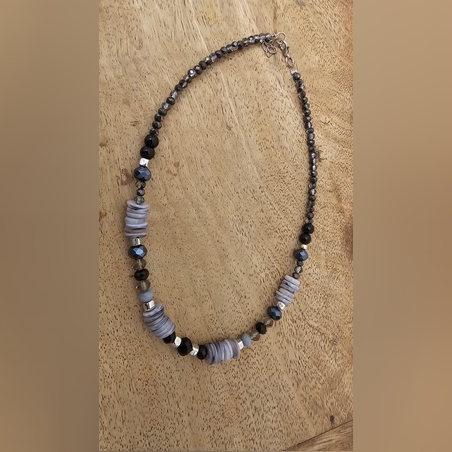 שרשרת שחורה עם דסקיות אפורות