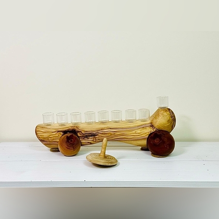 חנוכיה מעץ זית מקושטת ברימונים בעבודת יד