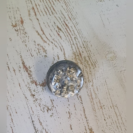 טבעת בצבעי כסף על רקע כחול כסוף אולטרה