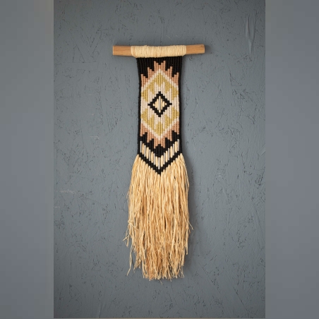 יצירת מקרמה לקיר בסגנון שבטי מחוטי כותנה, ראפיה וחרוזים