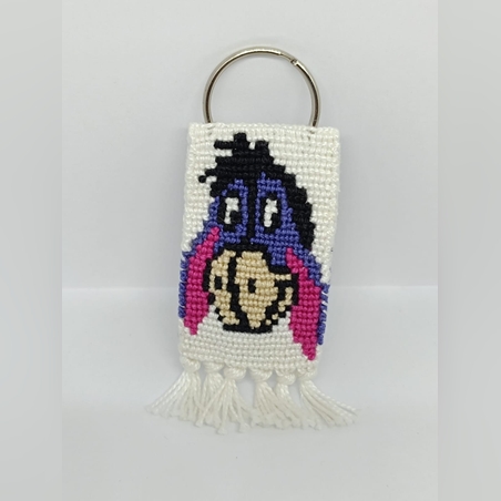 מחזיק מפתחות בהשראת איה מהסיפור פו הדב