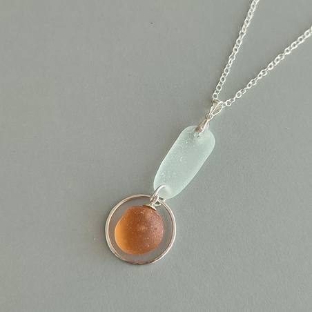 שרשרת כסף וזכוכיות ים באפרסק ולבן