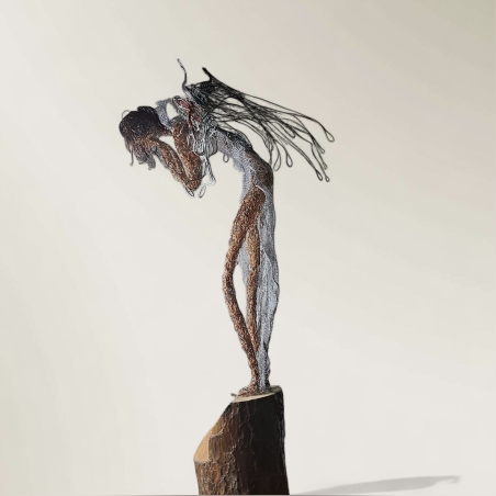 כנפיים שבורות- פסל מחוטי מתכת בעבודת יד