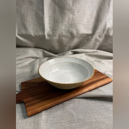 קערת הגשה עם שוליים