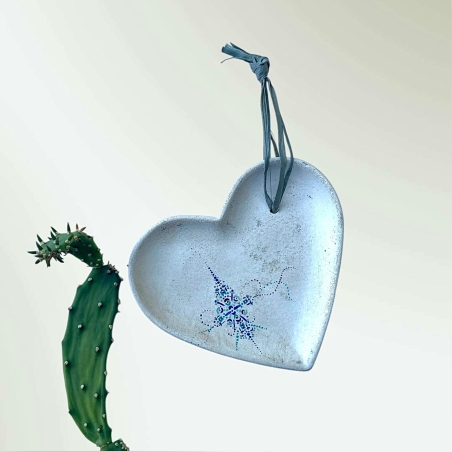 לב בטון - יצירת קיר בעבודת יד