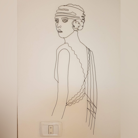 גברת מהודרת שזורה מחוטי ברזל