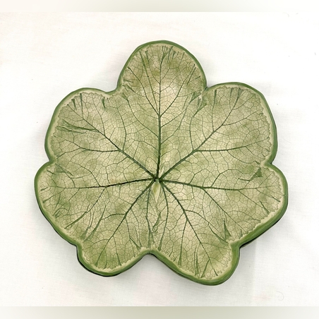 קערת הגשה - עלה החוטמית קרמיקה בעבודת יד