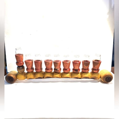 חנוכייה מגולפת מעץ