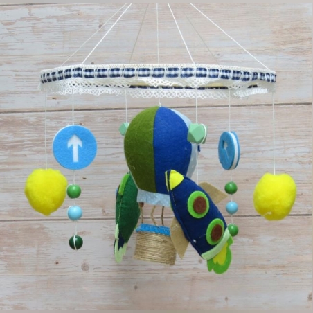 מובייל על חלל שמח ועליז בעבודת יד