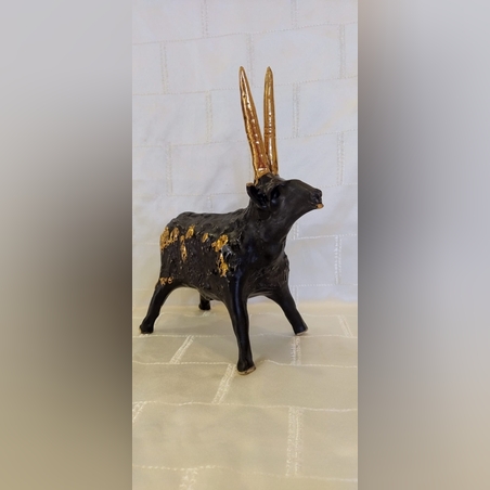 ראם מוזהב- פסל מחימר בעבודת יד