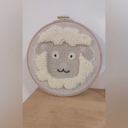 קישוט קיר כבשה במסגרת עץ עגולה