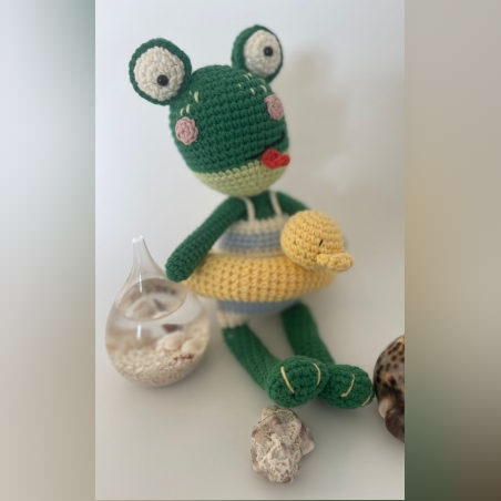 בובת צפרדע עם גלגל ים סרוגה בעבודת יד