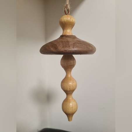 מטריית קישוט מעץ חרוטה בעבודת יד