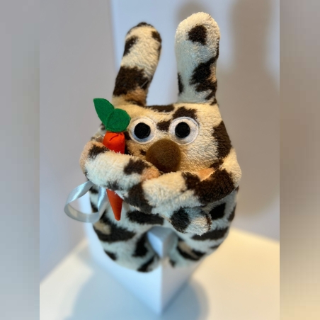 בובת שפן פרוותית מחזיק גזר בעבודת יד