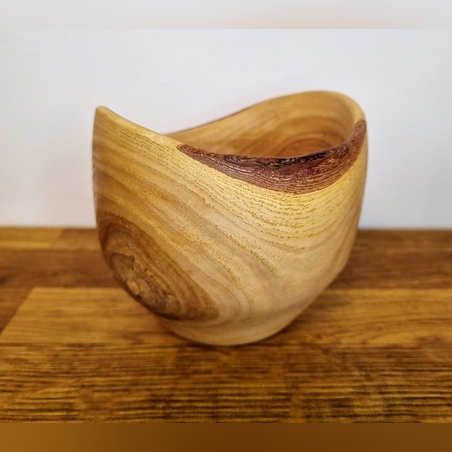 קערית מעוגלת קטנה חרוטה מעץ ברוש בעבודת יד