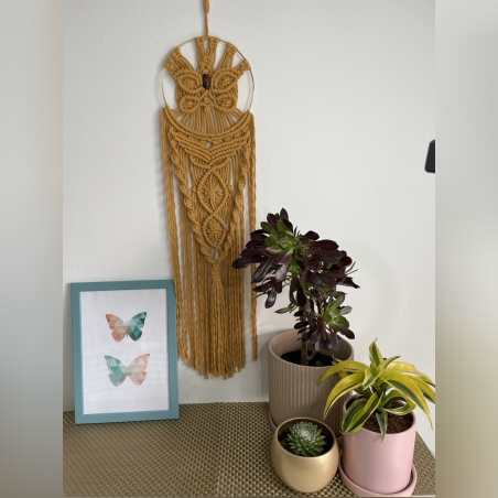 יצירת מקרמה לקיר בעבודת יד בצבע חרדל דוגמת פרפר