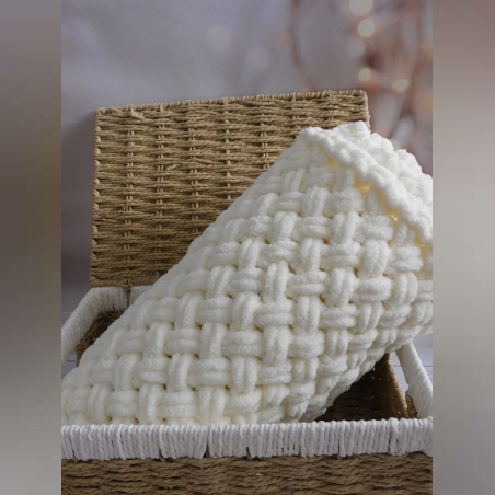 שמיכת תינוק סרוגה בעבודת יד מחוטי קטיפה בצבע שמנת