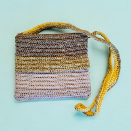 תיק סרוג בגווני חום וצהוב מתחלף עם רוכסן