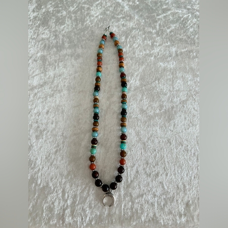 שרשרת שבטית מחרוזים ותליון ירח