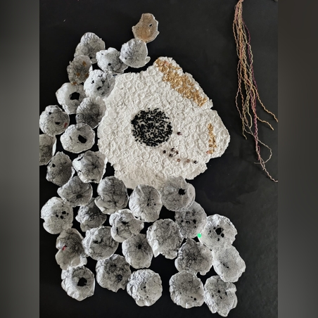 קולאז בעבודת יד מנייר וחוטי נייר וחומרים פולימריים