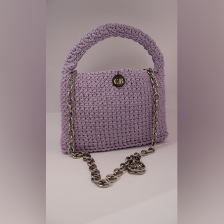 תיק סרוג סגול בהיר עם ידית סרוגה ושרשרת מוזהבת