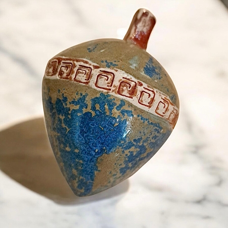 סביבון בגודל כף יד, עשוי מחימר בעבודת יד