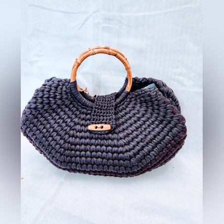 תיק שחור בצורת סל בעבודת יד