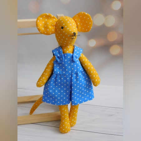 בובת עכברונת צהובה מנוקדת באוברול כחול מנוקד