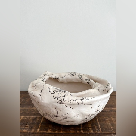 קערת קרמיקה בשיטת קראו המעטרות את הכלי