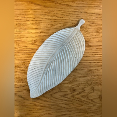 מגש בטון דמוי נוצה בעבודת יד