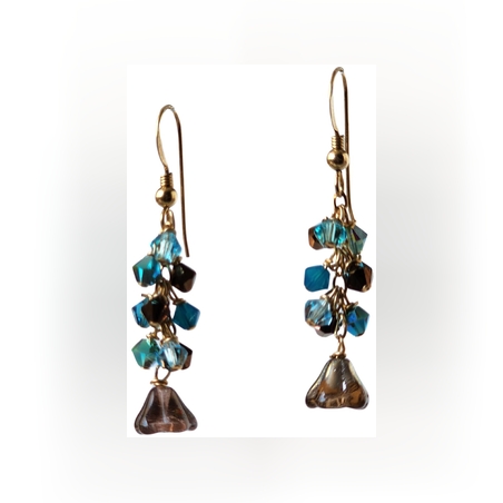 עגילי גולדפילד מתנדנדים עם פרח הפעמונית בעבודת יד