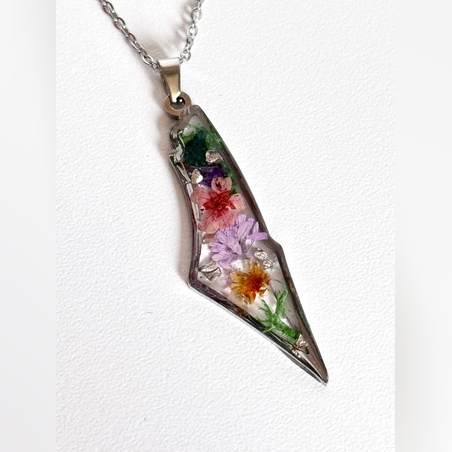 שרשרת ישראל עם פרחים מיובשים מנירוסטה ושרף