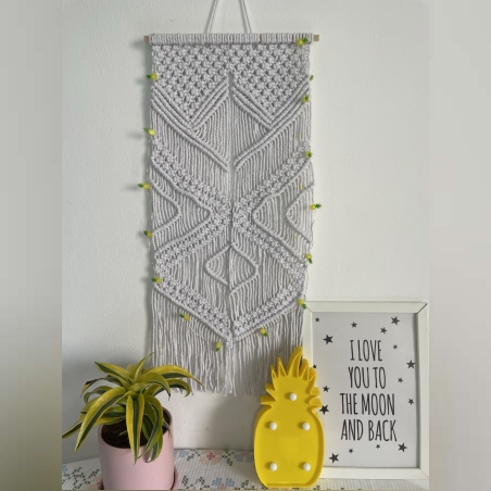 יצירת מקרמה לקיר בעבודת יד בצבע לבן