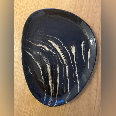 צלחת הגשה עגולה מקרמיקה בצורת כליה בעבודת יד