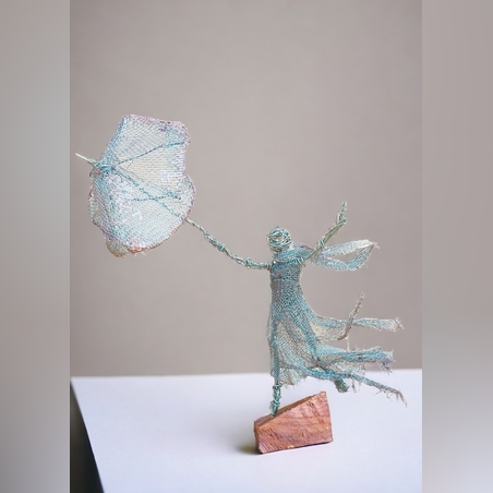 אישה ברוח- פסל מחוטי מתכת בעבודת יד