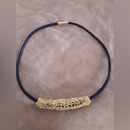 ענק שחור סרוג בקישוט בצבע זהב עם סוגר מגנטי