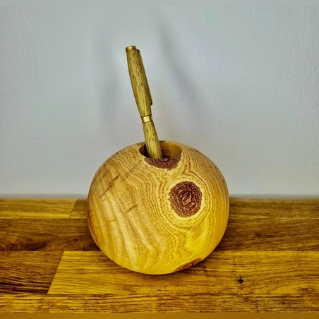 מעמד לעט או פרחים יבשים מעץ בעבודת יד