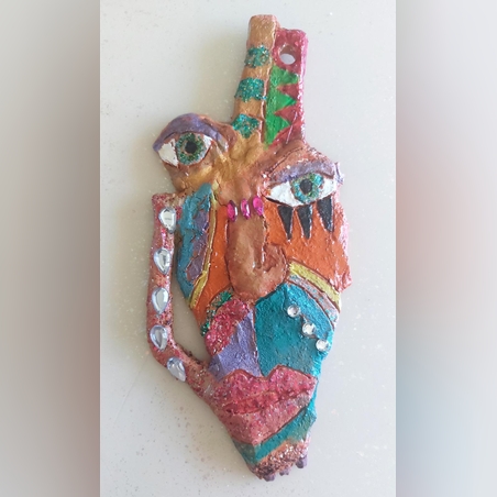 מסיכה מקרמיקה של פנים ארוכות