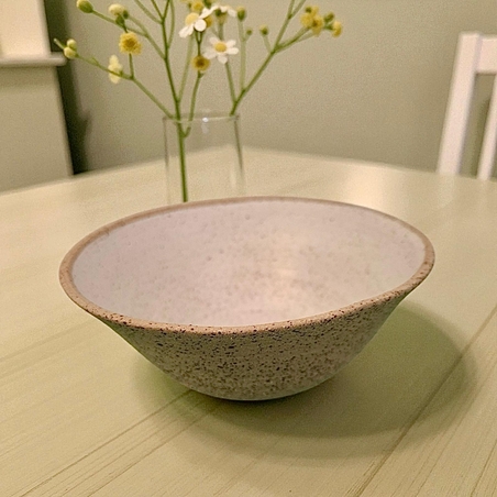 קערה לבנה מחימר בעבודת יד