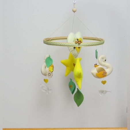 מובייל ברבורים וכוכבים בעבודת יד