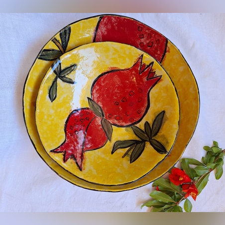 2 קערות רימונים צהובות בעבודת אובניים