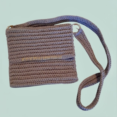 תיק סרוג בצבע מוקה עם רוכסן